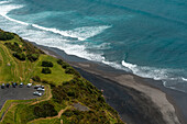 Blick vom Paritutu Rock auf die Küstenlinie von New Plymouth,Taranaki Region,Nordinsel,Neuseeland,Pazifik