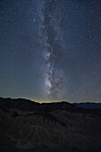 Nachtansicht von Zabriskie Point mit einer Milchstraße,Death Valley,Kalifornien,Vereinigte Staaten von Amerika,Nordamerika