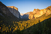 Schöner Blick auf El Captain und das Yosemite Valley während eines Sonnenaufgangs im Sommer,UNESCO-Weltkulturerbe,Kalifornien,Vereinigte Staaten von Amerika,Nordamerika