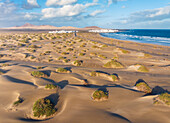 Luftaufnahme eines Touristen und der Sanddünen von Famara Beach bei Sonnenaufgang,Caleta de Famara,Las Palmas,Lanzarote,Kanarische Inseln,Spanien,Atlantik,Europa