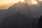 Die Gipfel des Pico do Arieiro bei Sonnenuntergang,Funchal,Region Madeira,Portugal,Atlantik,Europa