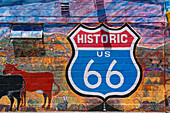 Gemaltes Route 66 Schild an der Wand,Seligman,Arizona,Vereinigte Staaten von Amerika,Nordamerika