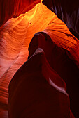 Abstraktes mit dem Namen Lady in Red,orangefarbene Slot-Canyon-Wand,Antelope Canyon X,Page,Arizona,Vereinigte Staaten von Amerika,Nordamerika