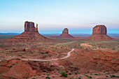 Die Mittens in der Abenddämmerung,Monument Valley,Arizona,Vereinigte Staaten von Amerika,Nordamerika