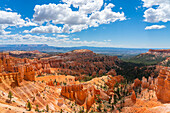 Blick auf Hoodoos und Felsformationen,Rim Trail in der Nähe des Sunset Point,Bryce Canyon National Park,Utah,Vereinigte Staaten von Amerika,Nordamerika