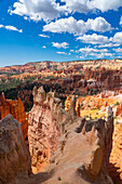 Blick auf Hoodoos und Felsformationen vom Queens Garden Trail in der Nähe des Sunrise Point,Bryce Canyon National Park,Utah,Vereinigte Staaten von Amerika,Nordamerika