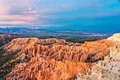 Bryce Canyon Amphitheater bei Sonnenuntergang,Bryce Point,Bryce Canyon National Park,Utah,Vereinigte Staaten von Amerika,Nordamerika