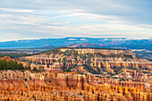 Bryce Canyon Amphitheater bei Sonnenuntergang,Inspiration Point,Bryce Canyon National Park,Utah,Vereinigte Staaten von Amerika,Nordamerika