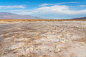 Salzpfannen an einem sonnigen Tag,Badwater Basin,Death Valley National Park,Ostkalifornien,Kalifornien,Vereinigte Staaten von Amerika,Nordamerika