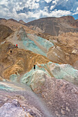 Touristen erkunden bunte Felsen bei Artist's Palette,Death Valley National Park,Ostkalifornien,Kalifornien,Vereinigte Staaten von Amerika,Nordamerika