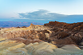 Natürliche Felsformationen mit Manly Beacon am Zabriskie Point in der Abenddämmerung,Death Valley National Park,Ostkalifornien,Kalifornien,Vereinigte Staaten von Amerika,Nordamerika