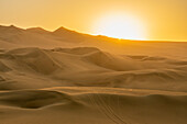 Sanddünen in der Wüste bei Sonnenuntergang,Huacachina,Bezirk Ica,Provinz Ica,Region Ica,Peru,Südamerika