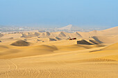 Dünenbuggys auf Sanddünen in der Wüste,Huacachina,Ica-Distrikt,Ica-Provinz,Ica-Region,Peru,Südamerika