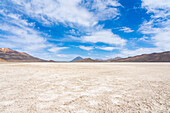 Die Vulkane El Misti und Chachani von den Salinen des Nationalparks Salinas y Aguada Blanca aus gesehen,Region Arequipa,Peru,Südamerika