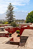 Der Vulkan Chachani erhebt sich über dem Kloster Santa Catalina,UNESCO-Welterbe,Arequipa,Peru,Südamerika