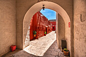 Weißer und roter Abschnitt des Kreuzgangs und Klosters Santa Catalina de Siena,UNESCO-Welterbe,Arequipa,Peru,Südamerika