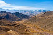 Tal und Berge in den Anden in der Nähe des Regenbogenbergs,Bezirk Pitumarca,Region Cusco (Cuzco),Peru,Südamerika,Südamerika