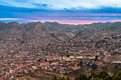 Ansicht von Cusco in der Abenddämmerung,UNESCO-Welterbe,Region Cusco,Peru,Südamerika