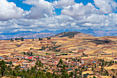 Dorf Racchi bei Chinchero mit Fernsicht auf die Anden,Heiliges Tal,Peru,Südamerika