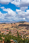 Dorf Racchi bei Chinchero mit Fernsicht auf die Anden,Heiliges Tal,Peru,Südamerika