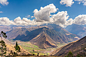 Berge im Sacred Valley vom Aussichtspunkt Huayllabamba aus gesehen,Sacred Valley,Provinz Urubamba,Region Cusco,Peru,Südamerika