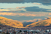 Hügel um Cusco bei Sonnenuntergang,Cusco,Provinz Cusco,Region Cusco,Peru,Südamerika