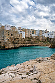 Polignano a Mare historische Küstenstadt mit traditionellen Häusern an den Klippen der Adria mit türkisfarbenem Wasser,Polignano a Mare,Apulien,Italien,Europa