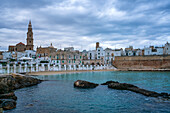 Monopoli historische Stadt mit alten Häusern und Maria Santissima della Madia Kathedrale bei Sonnenuntergang,Monopoli,Apulien,Italien,Europa