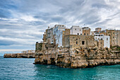 Polignano a Mare historisches Küstenstädtchen mit traditionellen Häusern an den Klippen der Adria mit türkisfarbenem Wasser,Polignano a Mare,Apulien,Italien,Europa