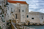 Holzweg zur Kathedrale Santa Maria dell'Assunta,Giovinazzo,Apulien,Italien,Europa