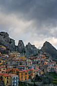 Castelmezzano historisches Dorf in den Bergen bei Sonnenuntergang,Castelmezzano,Basilikata,Italien,Europa