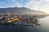 Luftaufnahme,Dorf Iseo,Iseosee,bei Sonnenuntergang,Provinz Brescia,Region Lombardei,Italien,Europa