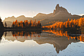 Federa See im Herbst,Dolomiten in Cortina d'Ampezzo,Provinz Belluno,Region Venetien,Italien,Europa