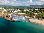 Praia Grande,der größte Strand an der Küste von Sintra,weißer Sand,beliebt bei Surfern,mit dem Meerwasser-Pool des Hotels Arribas,dem größten in Europa,Küste von Sintra,Portugal,Europa