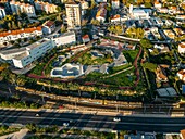 Drohnenansicht des Skateboard-Parks Parque das Geracoes,mit dem Comboio de Portugal-Zug im Vordergrund auf der Cascais-Linie,in Sao Joao do Estoril,Portugal,Europa