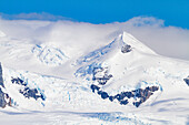 Blick auf schneebedeckte Berge in Neko Harbor in der Andvord Bay,Antarktis,Polarregionen