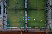 Vertikale Luftaufnahme von Menschen,die Paddle-Tennis spielen