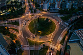 Luftaufnahme eines beleuchteten Kreisverkehrs bei Nacht,Zaragoza,Spanien