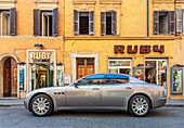 Rom,Italien,22. Juli 2017,Eine elegante Luxuslimousine parkt vor einer Boutique in der Via Frattina im Zentrum Roms und zeigt die stilvolle Atmosphäre der Stadt.