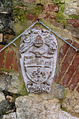 Ein heraldisches Wappen über einer Tür in der mittelalterlichen Stadt Monteriggioni,Siena,Toskana,Italien.