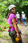 Junge kaukasische Frau hat Spaß bei einer Canopy-Tour in Costa Rica