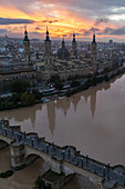 Luftaufnahme der Basilika El Pilar und des Flusses Ebro bei Sonnenuntergang,Zaragoza,Spanien