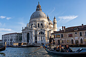 Gondeln und die Basilika Santa Maria della Salute auf dem Canal Grande in Venedig,Italien.