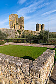 Wachtürme auf der Stadtmauer der mittelalterlichen Festungsstadt Monteriggioni,Siena,Toskana,Italien. Blick von innerhalb der Mauern.