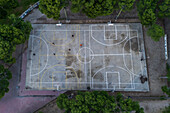 Basketball- und Fußball-Außenplätze zwischen Bäumen im Stadtpark,Zaragoza,Spanien