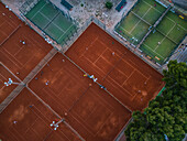 Luftaufnahme der verschiedenen Plätze des Tennis- und Paddelclubs