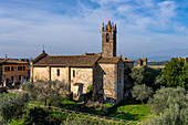 Die Kirche Santa Maria Assunta oder Kirche der Heiligen Maria in der ummauerten mittelalterlichen Stadt Monteriggioni,Italien.