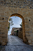 The Porta Fiorentina, a gateway through the wall of the medieval walled town of Monteriggioni, Sienna, Tuscany, Italy.