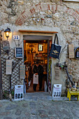 Eingang zu einer Weinhandlung in der mittelalterlichen Stadt Monteriggioni,Siena,Toskana,Italien.