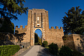 Das Tor zur Fortezza Albornoz,einer auf einem Hügel gelegenen Festung in Orvieto,Italien.